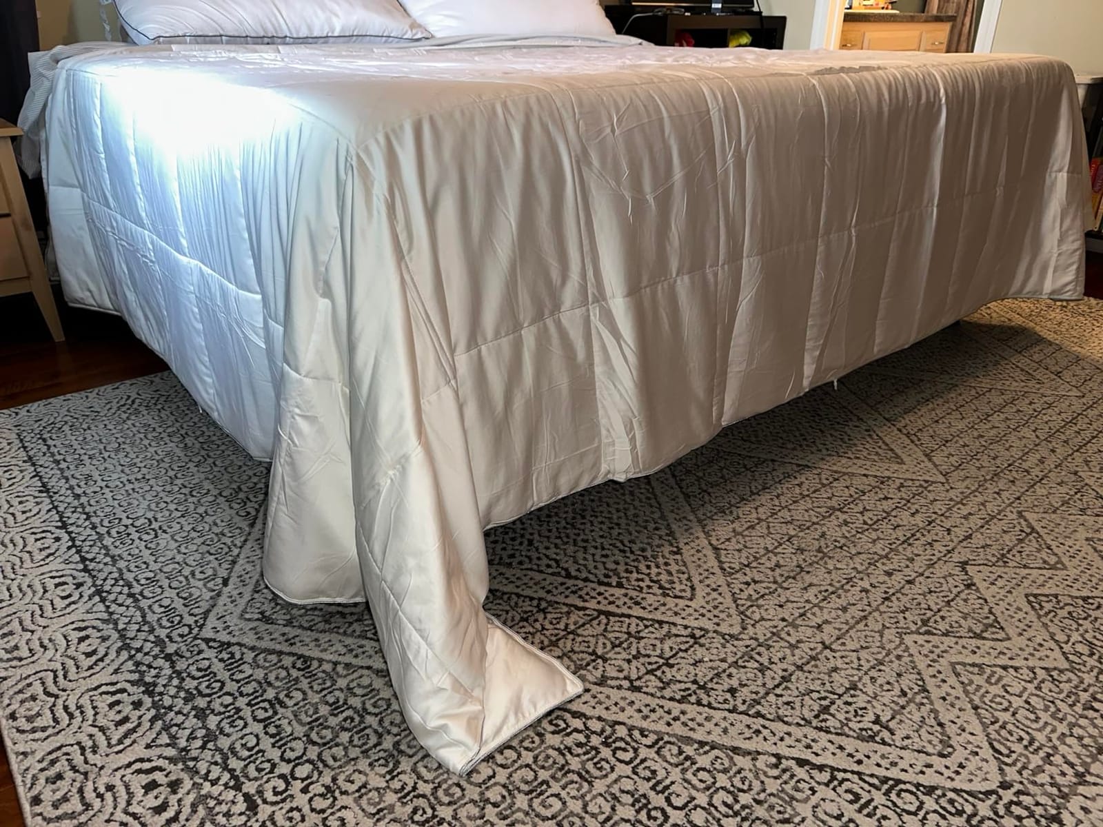 NEXHOME PRO Viscose from Bamboo Super King Comforter, Cooling Lightweight White Natural Organic Duvet Insert, Summer Bedding Blanket Cool Comforters for Hot Sleepers, 8 Corner Tabs(98