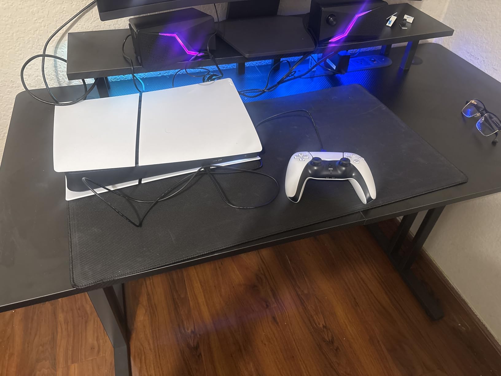 HLDIRECT 47 Inch Gaming Desk with LED Lights & Cable Management, Black customer photo 1