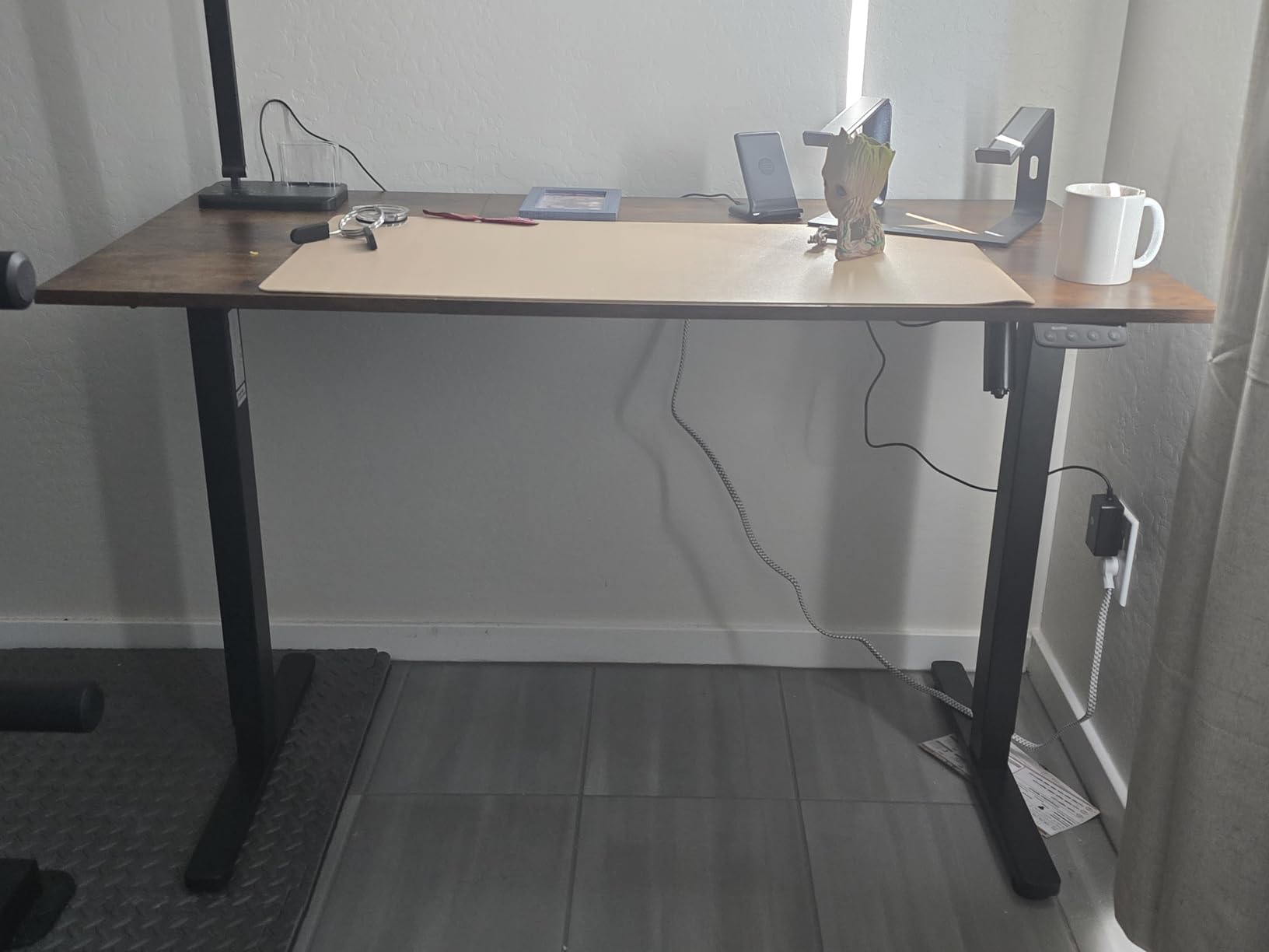 Acrolix 63x24 Electric Standing Desk with Cable Net, Black customer photo 1